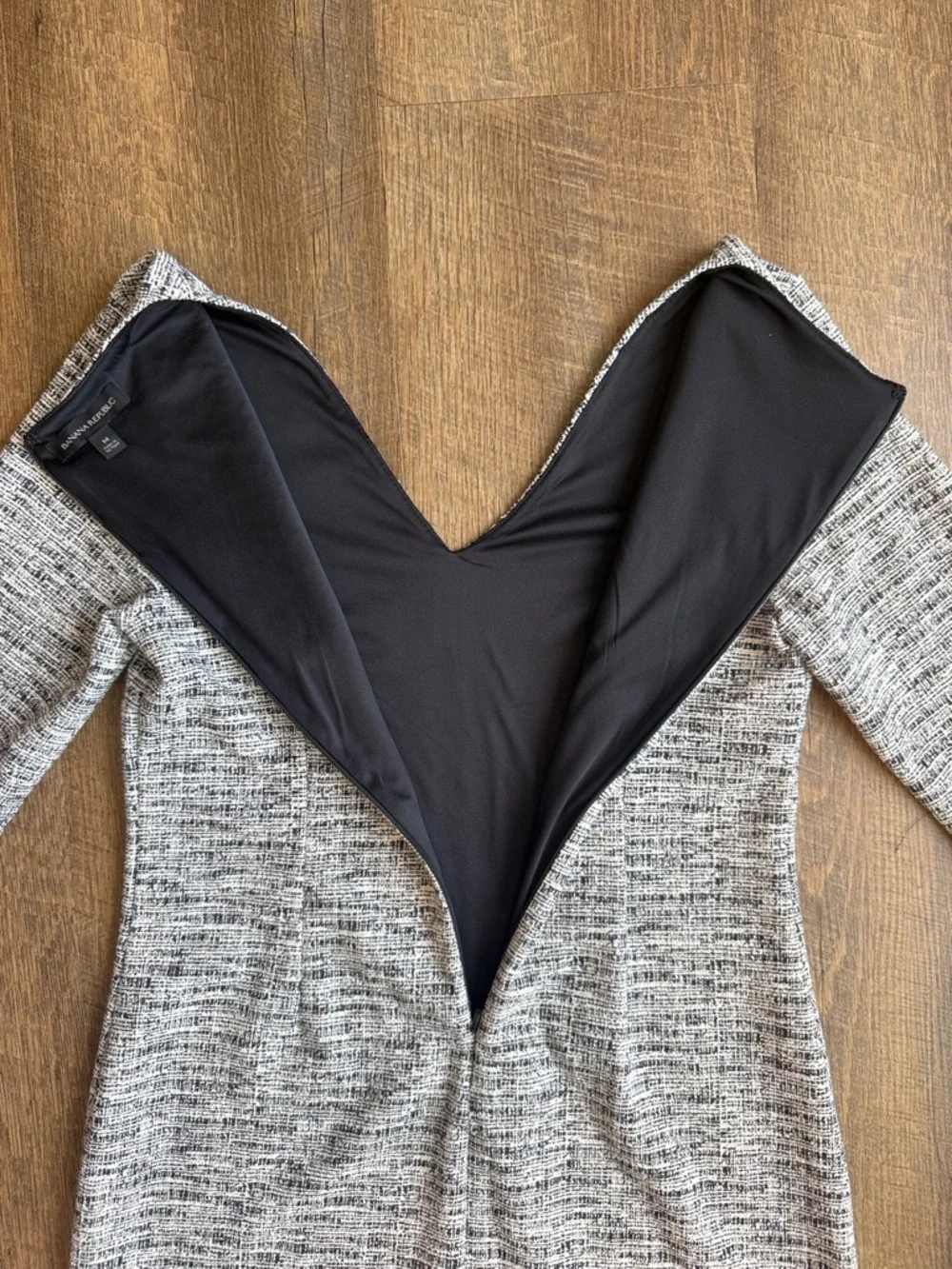 Banana Republic Women’s Classic V-Neck Black and White Sheath Dress Size Medium